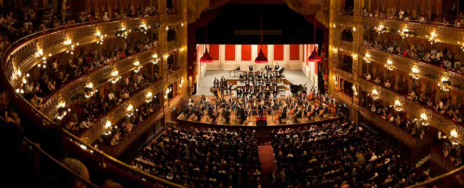 El teatro en Buenos Aires: La calle Corrientes y sus escenarios legendarios.