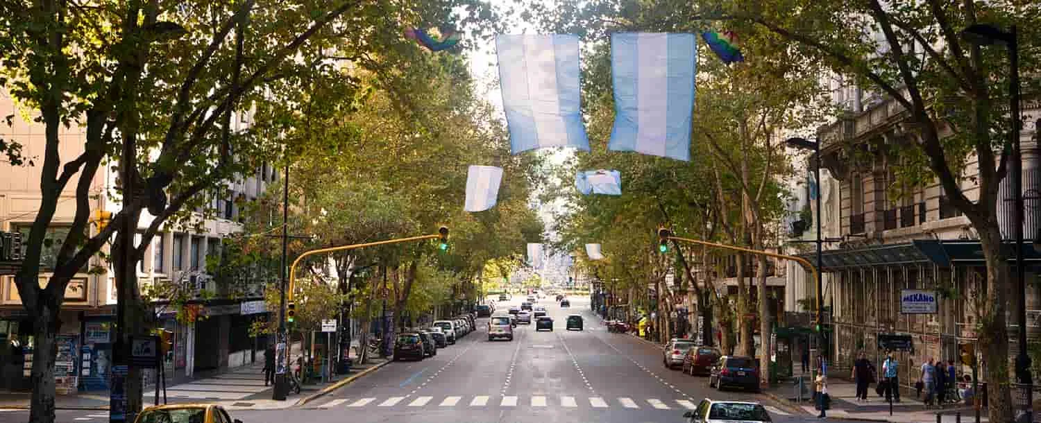 La Avenida de Mayo: Un recorrido histórico y arquitectónico en Buenos Aires.