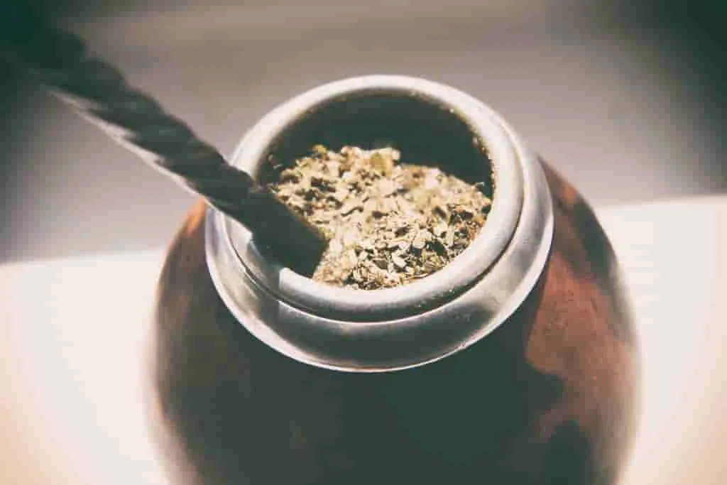 La cultura del mate en Buenos Aires: Tradición y ritual en la vida cotidiana.