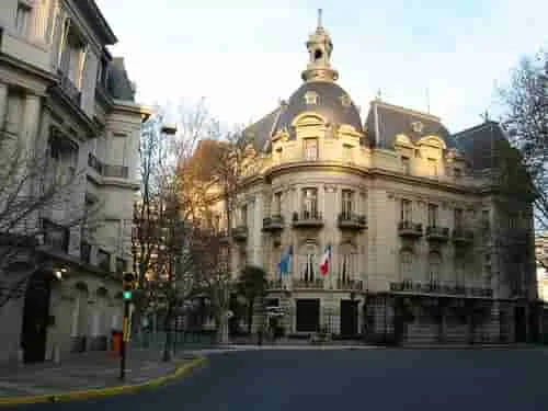 La Recoleta: Barrio de historia, arte y elegancia en Buenos Aires.