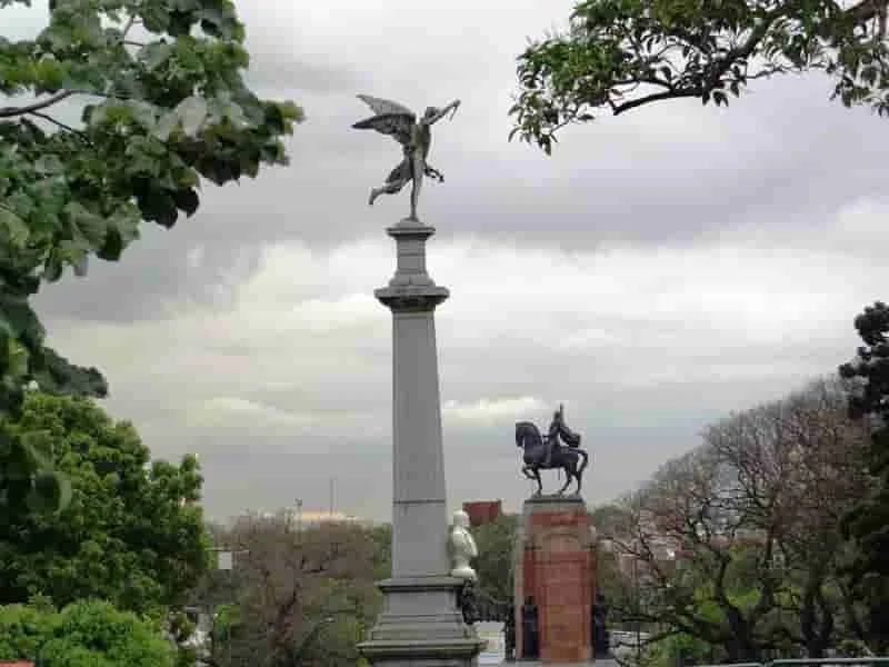Las esculturas y monumentos de Buenos Aires: Arte y memoria en el espacio público.