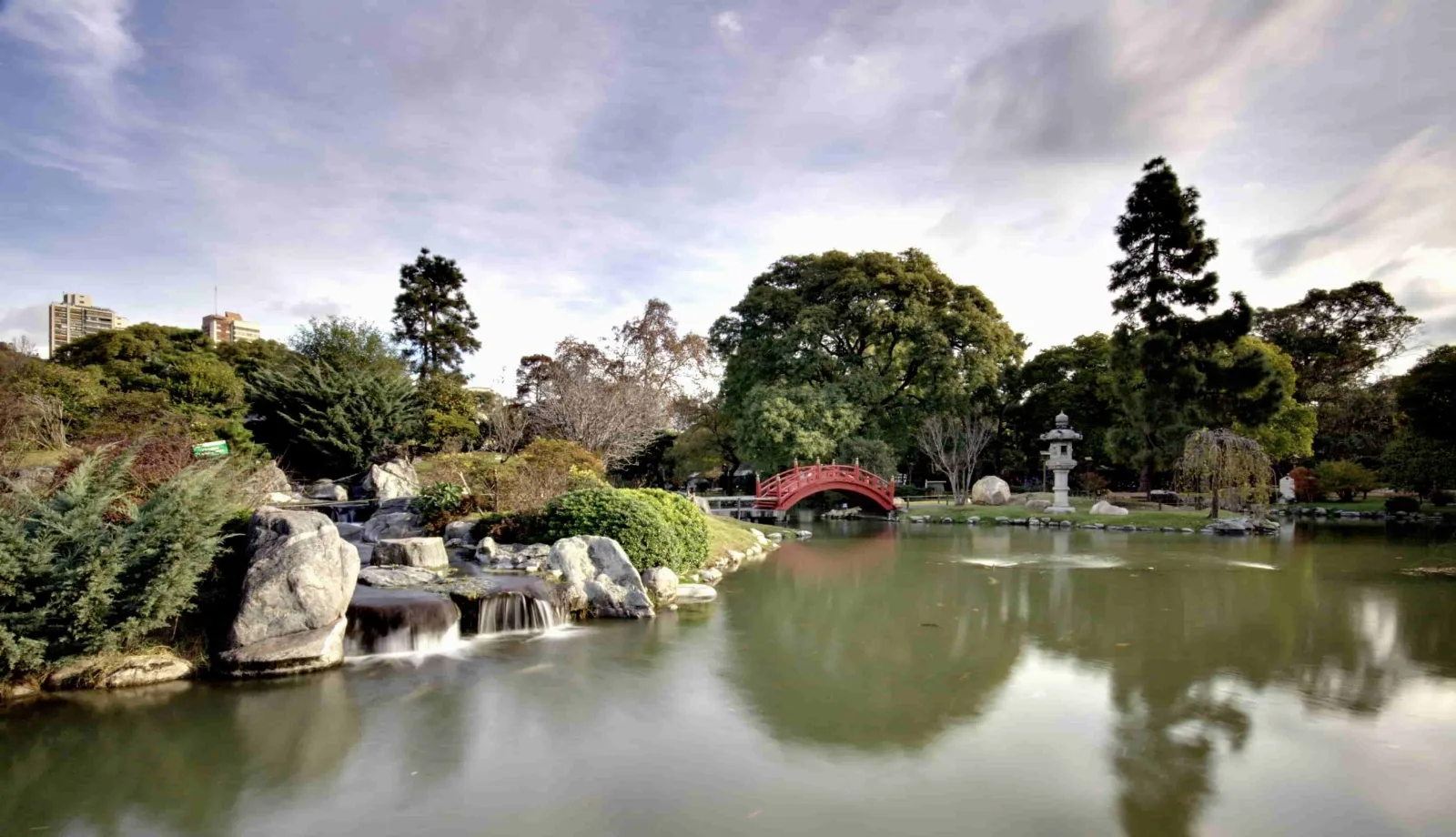 Los jardines japoneses de Buenos Aires: Un rincón de paz y armonía en la ciudad.