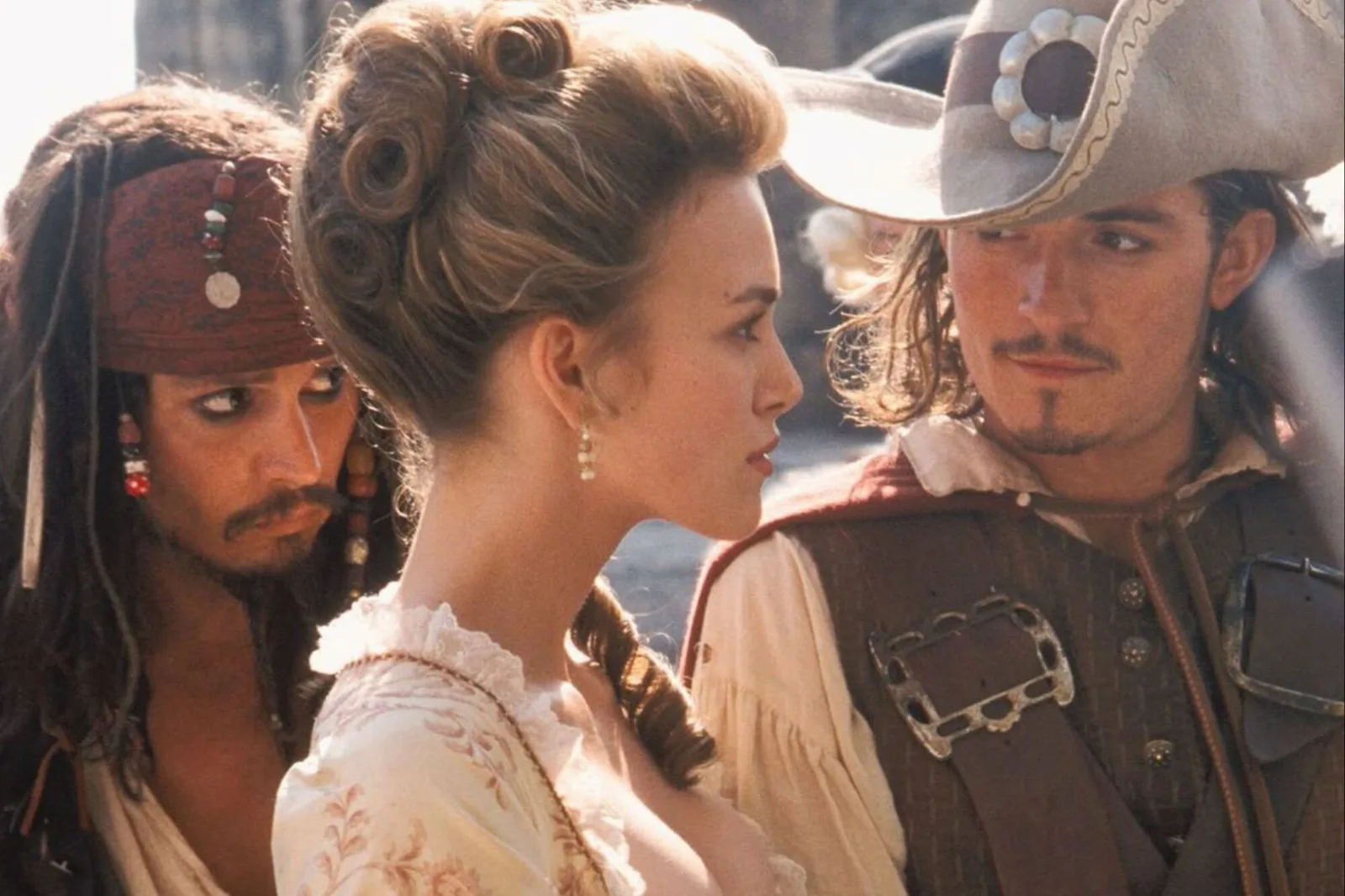 Orlando Bloom y Keira Knightley jóvenes durante el rodaje de Piratas del Caribe en el mar